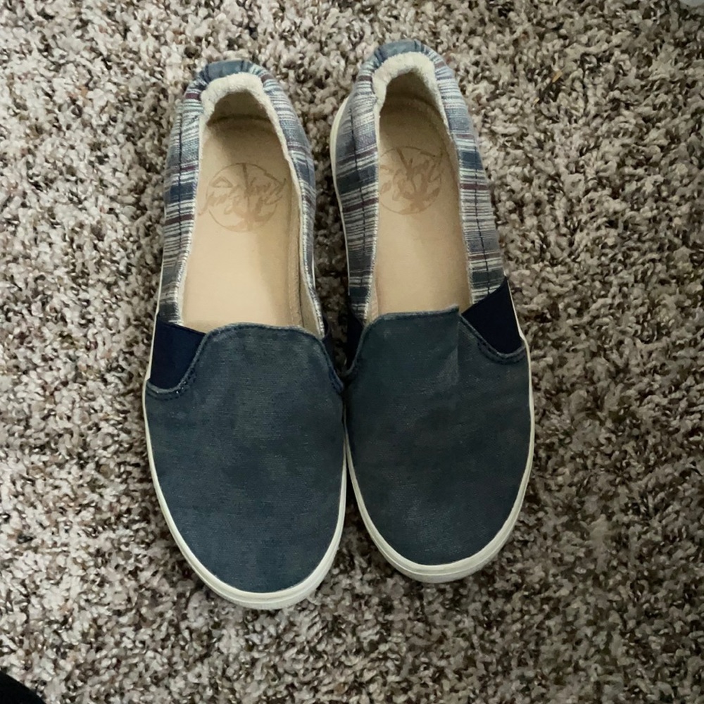 Flats/sneakers.